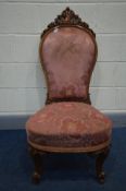 A VICTORIAN WALNUT SPOONBACK CHAIR, with carved foliate scrolls to the top rail, on cabriole front