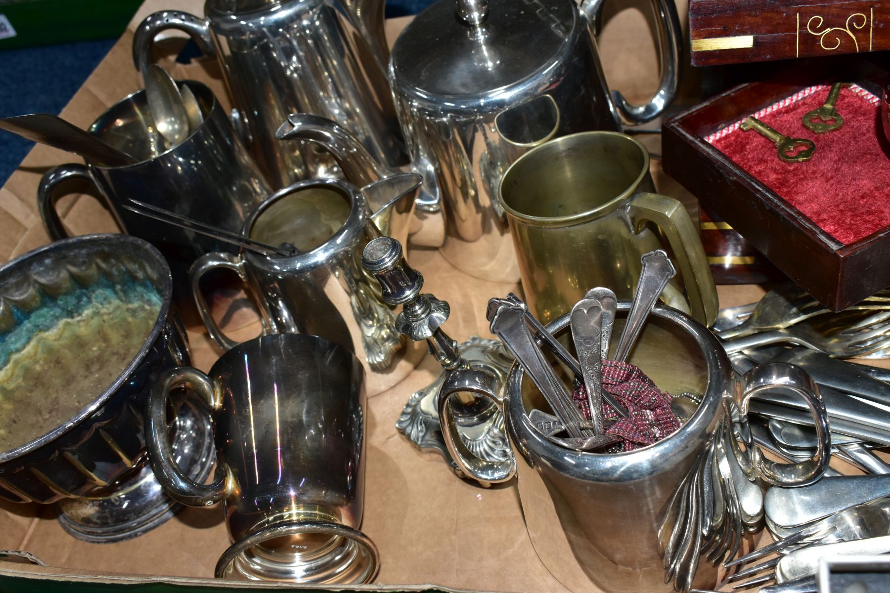 A BOX OF MAINLY SILVER PLATED WARE AND COSTUME JEWELLERY, to include a hinged wooden jewellery - Image 9 of 9