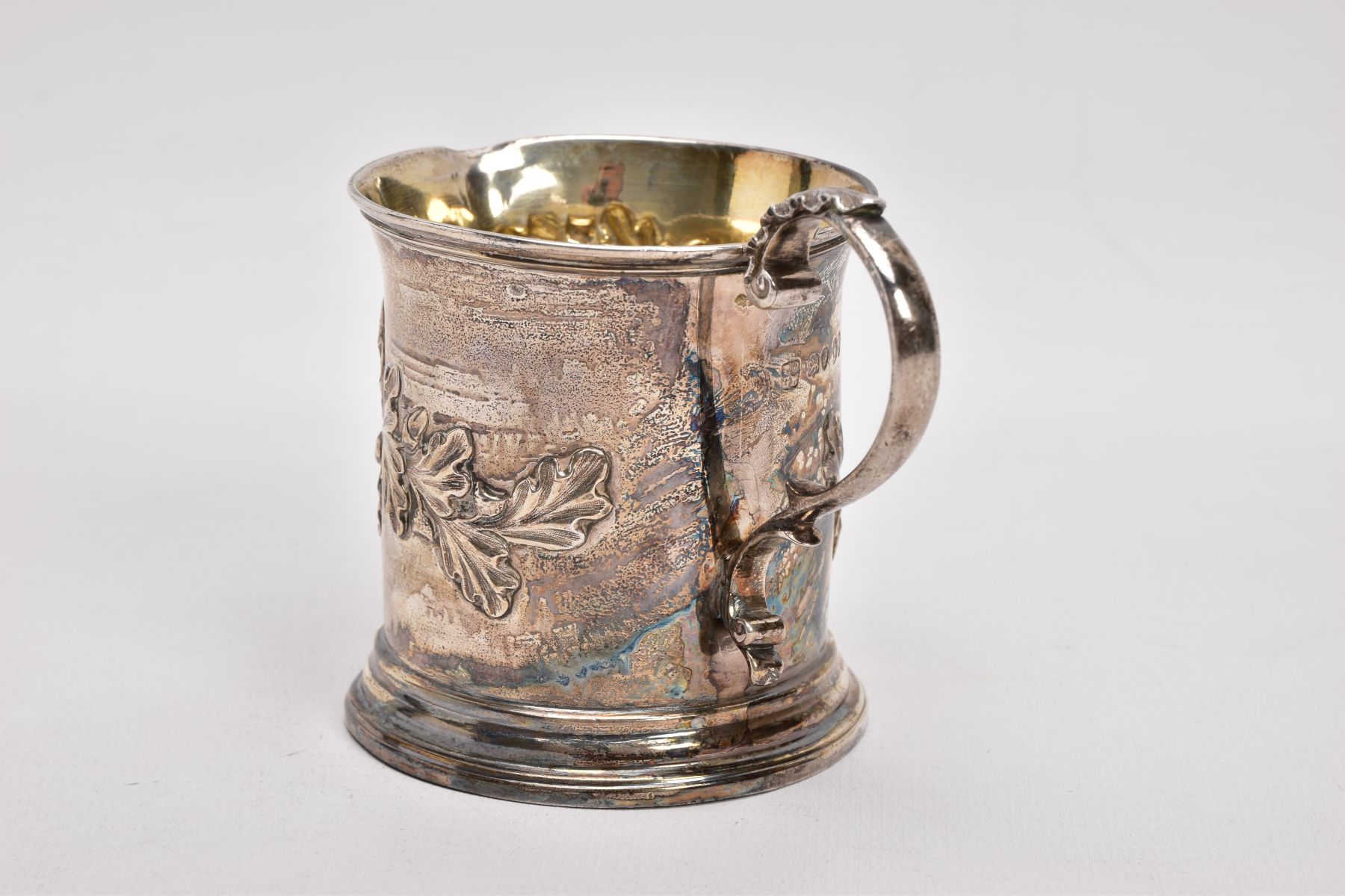 AN EARLY VICTORIAN SILVER CREAM JUG, with embossed acorn leaves scattered with acorns gathered in - Image 3 of 6