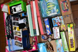 A QUANTITY OF BOXED AND UNBOXED MODERN DIECAST AND PLASTIC VEHICLES, ASSORTED TOYS AND GAMES to