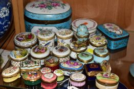 A COLLECTION OF LATE 18TH, 19TH AND 20TH CENTURY PORCELAIN AND ENAMEL BOXES, ETC, including a late