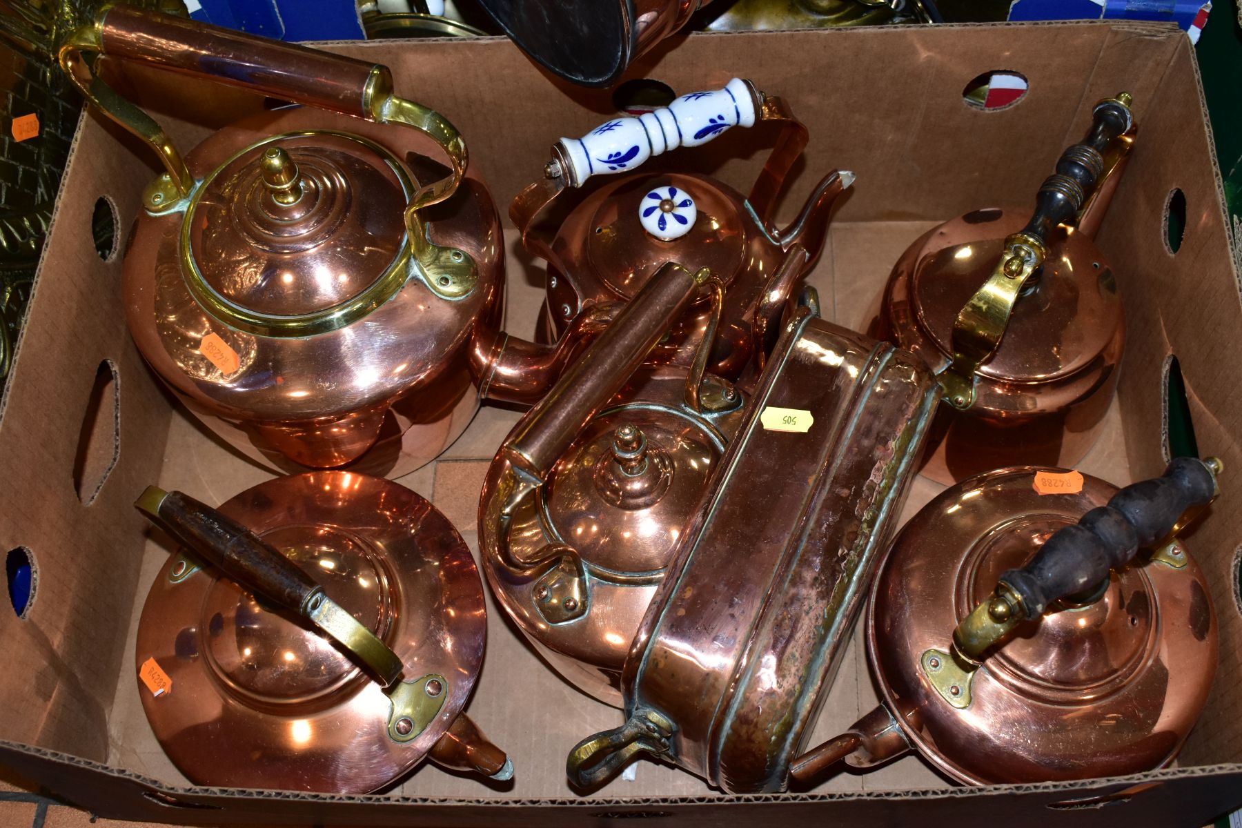 TWO BOXES AND LOOSE BRASS AND COPPER WARES to include coal scuttle, brass charger depicting a tavern - Image 7 of 7