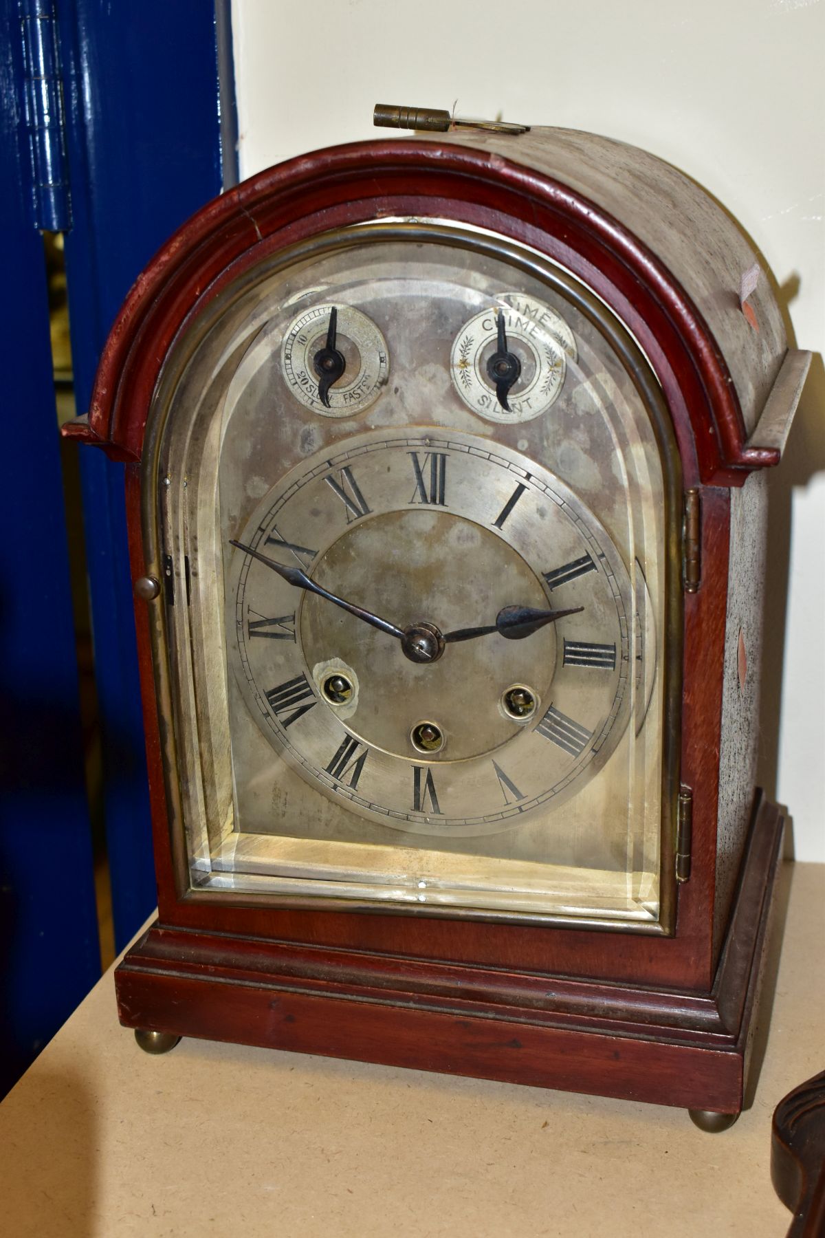 A GUSTAV BECKER WESTMINSTER CHIMING MANTLE CLOCK, with Roman numerals to the chapter ring, height - Image 9 of 11