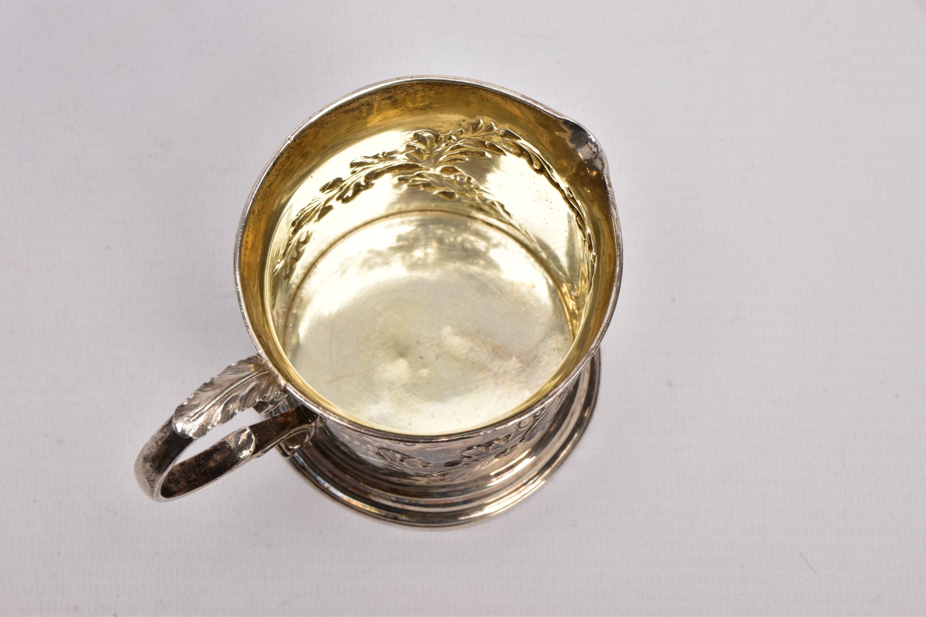 AN EARLY VICTORIAN SILVER CREAM JUG, with embossed acorn leaves scattered with acorns gathered in - Image 5 of 6