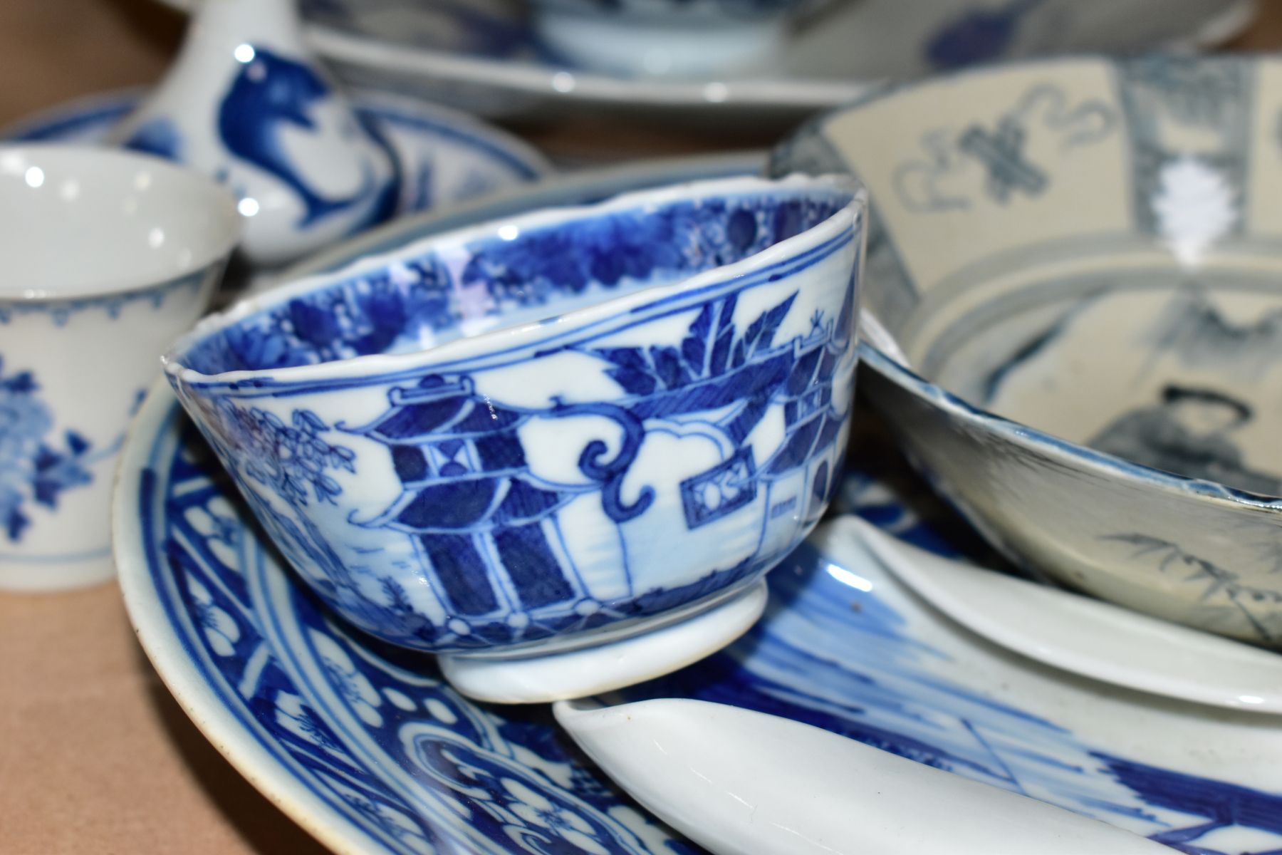 A GROUP OF TWELVE PIECES OF LATE 18TH AND 20TH CENTURY ORIENTAL CERAMICS, mostly blue and white, - Image 9 of 15