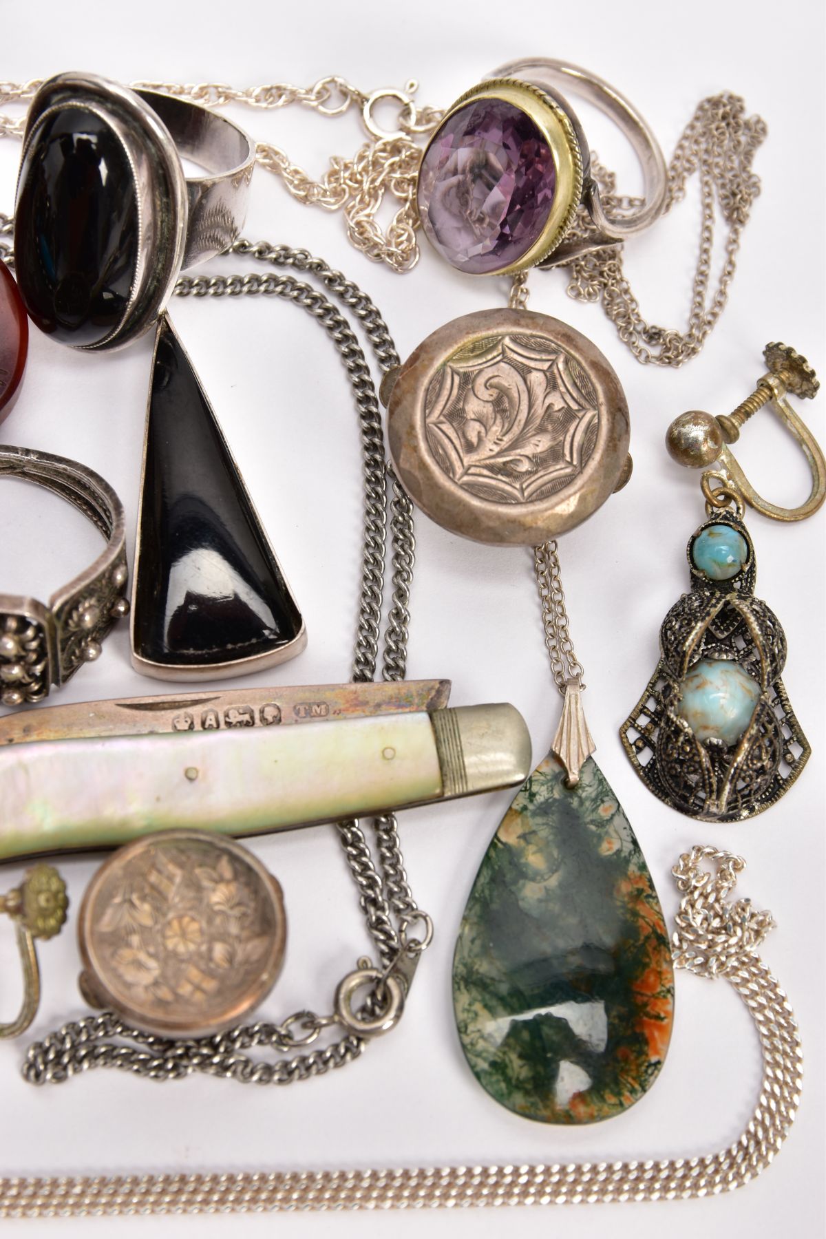 A TRAY OF ASSORTED SILVER AND WHITE METAL JEWELLERY, to include a silver ingot pendant, hallmarked - Image 3 of 4