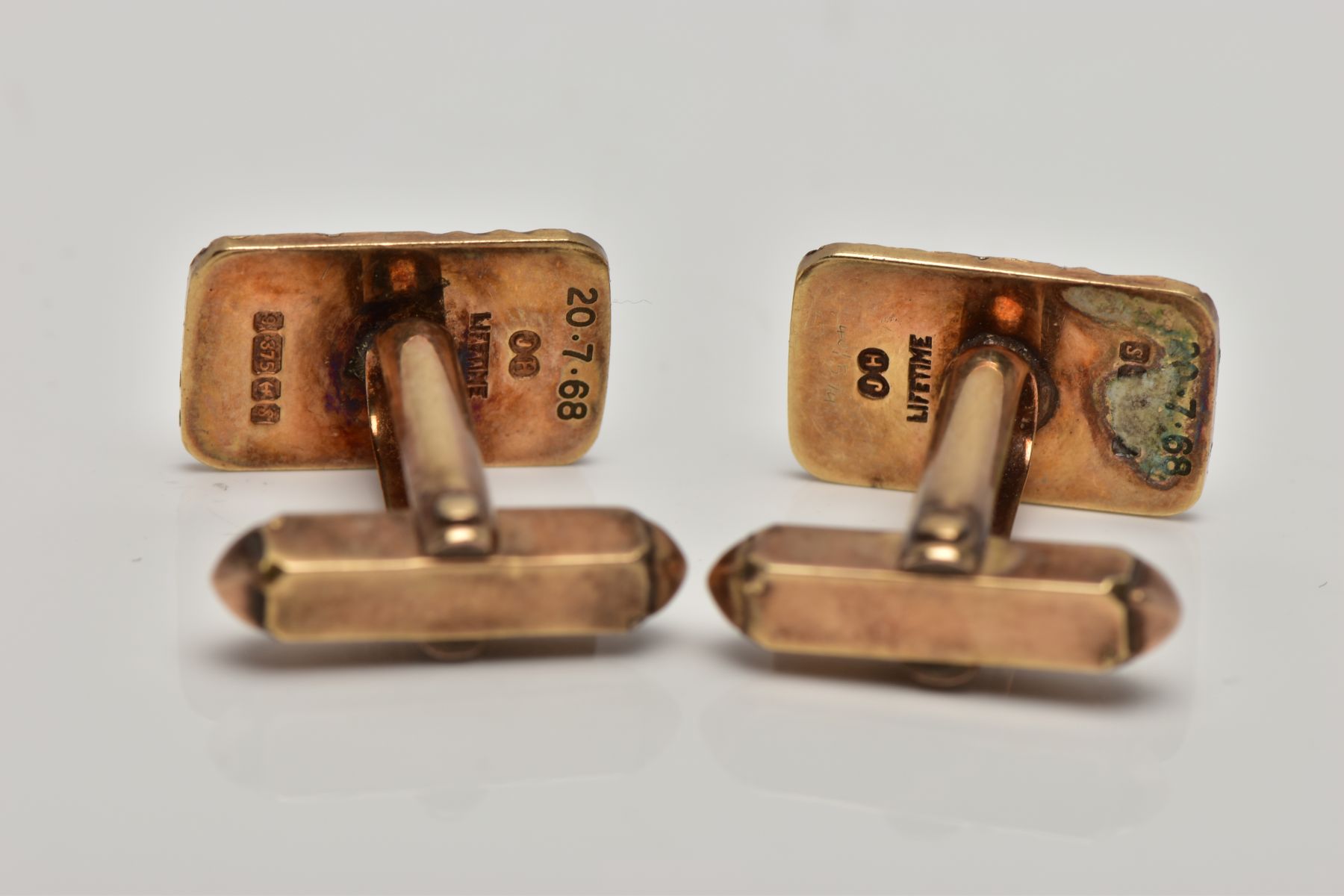 A PAIR OF 9CT GOLD CUFFLINKS, each of a rectangular textured design, hallmarked 9ct gold - Image 3 of 3