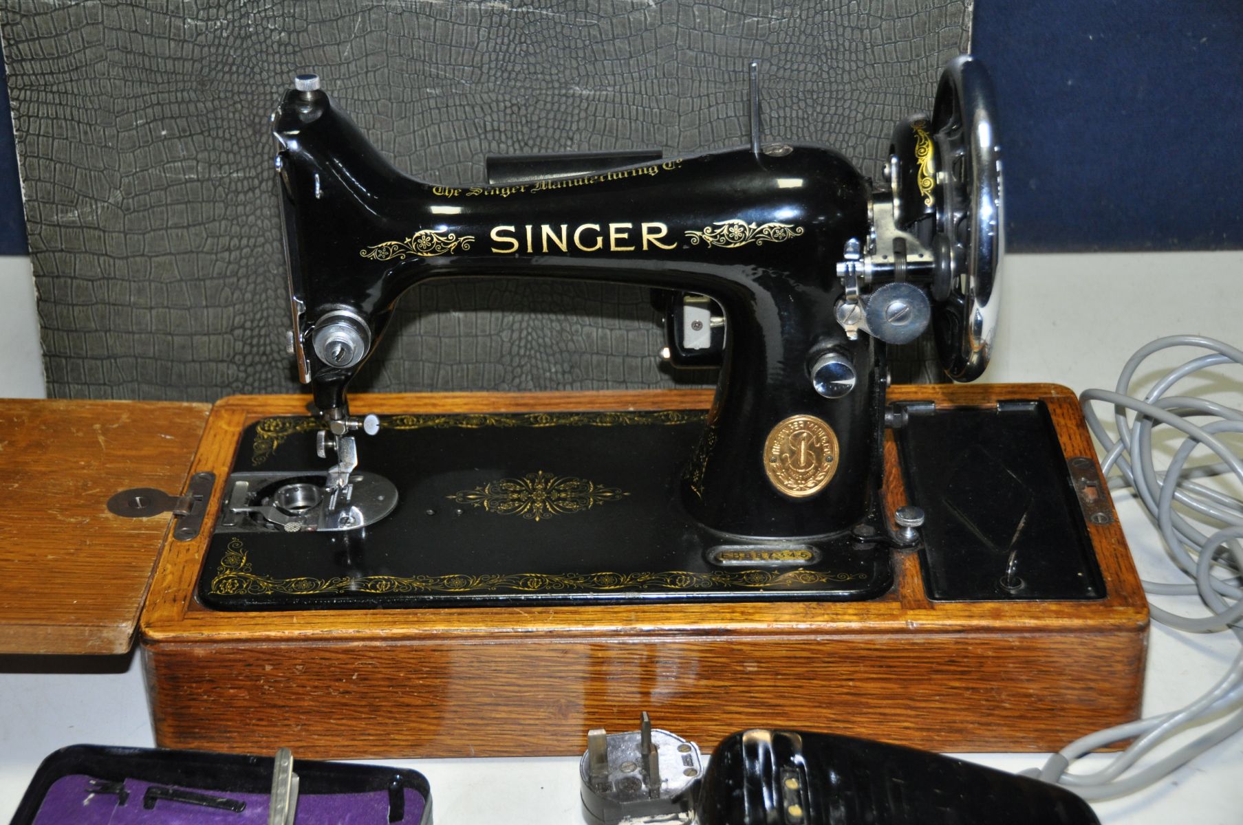A VINTAGE CASED ELECTRIC SINGER SEWING MACHINE with green Alligator skin style case, a tin of - Bild 3 aus 5