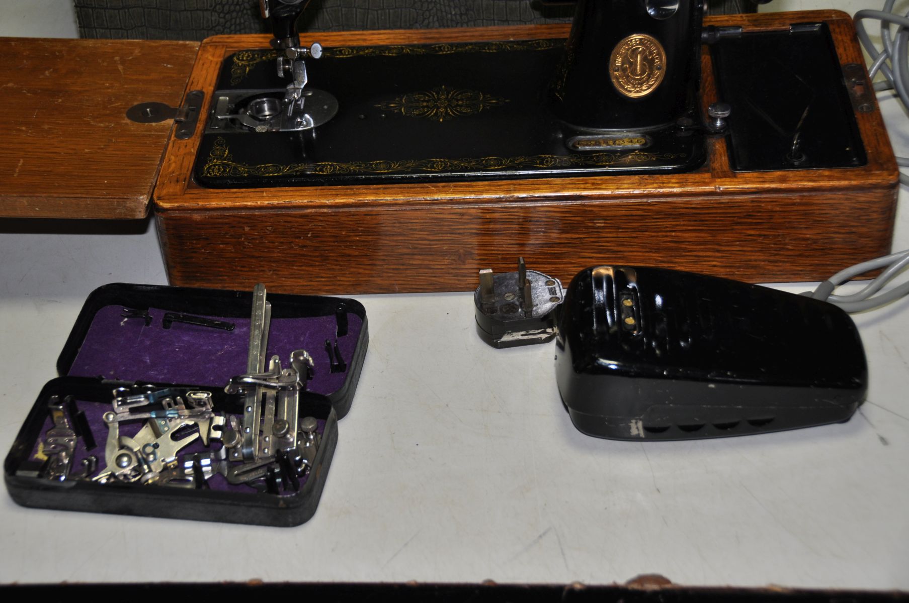 A VINTAGE CASED ELECTRIC SINGER SEWING MACHINE with green Alligator skin style case, a tin of - Bild 2 aus 5