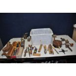 A TRAY CONTAINING CARPENTRY TOOLS including a Stanley N0 5 1/2 plane, two Stanley No 130 planes, a