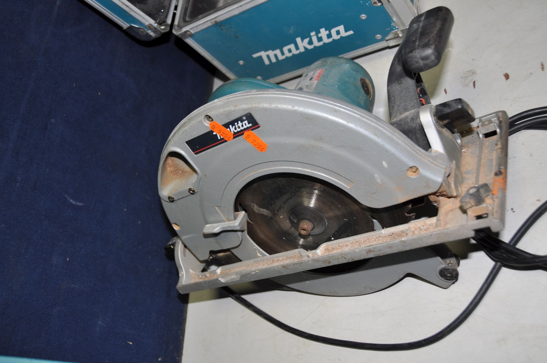 A MAKITA 5903R 240V CIRCULAR SAW (PAT pass and working but a bit brushy), a Makita 8451 110v drill - Bild 2 aus 4