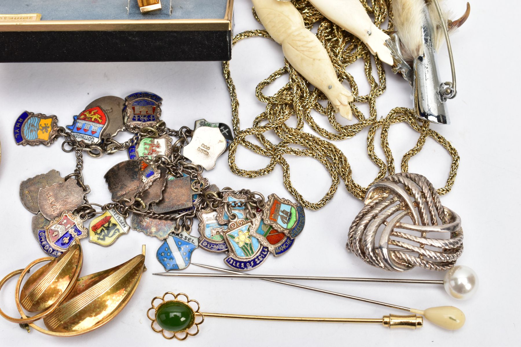A TRAY OF ASSORTED COSTUME JEWELLERY, to include a white metal charm bracelet, suspending thirty - Image 7 of 7