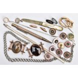 A SELECTION OF ASSORTED ITEMS, to include a silver articulated bracelet, fitted with an integrated
