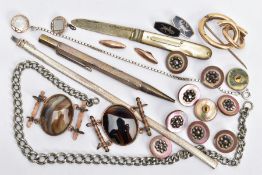 A SELECTION OF ASSORTED ITEMS, to include a silver articulated bracelet, fitted with an integrated