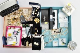 A SELECTION OF JEWELLERY AND TWO PENS, to include four cultured pearl necklaces, a pair of dyed