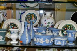 A COLLECTION OF 20TH CENTURY WEDGWOOD BONE CHINA AND JASPERWARE, including a 'Cuckoo' pattern twin