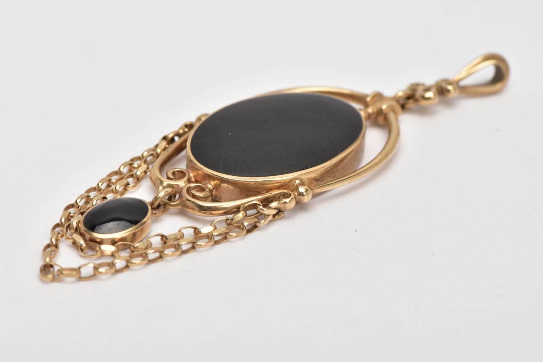 A 9CT GOLD ONYX PENDANT, the oval collet set onyx within a scrolling wire surround suspending a - Image 3 of 4