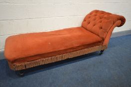 AN EDWARDIAN ORANGE UPHOLSTERED CHAISE LONGUE, length 180cm