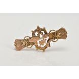 AN EARLY 20TH CENTURY, 9CT GOLD SWEETHEART BROOCH, decorative floral, foliate and rope twist design,