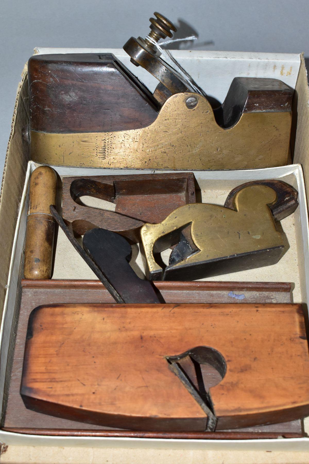 A BOX CONTAINING THREE VINTAGE PLANES AND OTHER TOOLS, including a compassed coopers plane, 1 1/ - Image 2 of 5