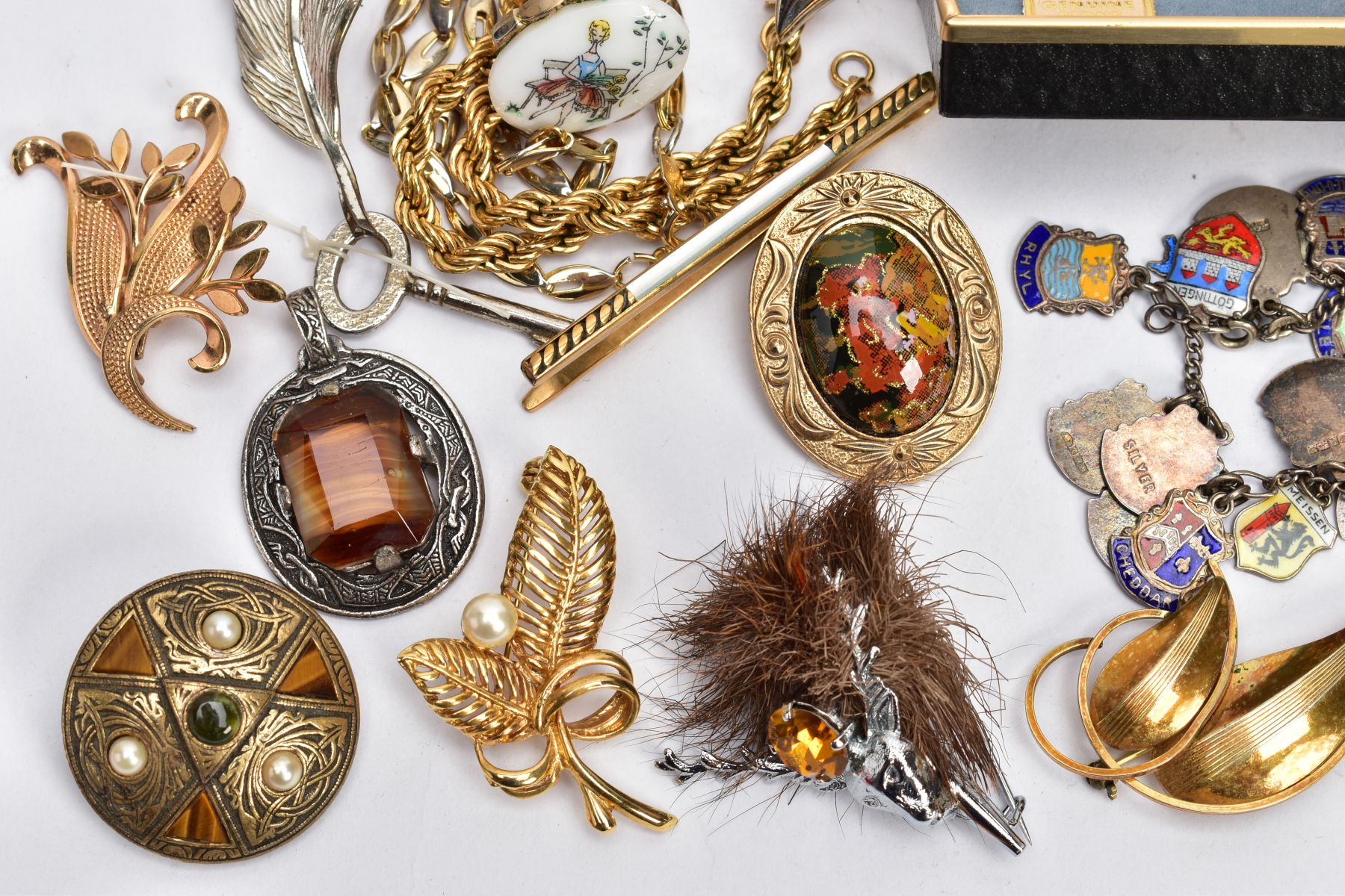 A TRAY OF ASSORTED COSTUME JEWELLERY, to include a white metal charm bracelet, suspending thirty - Image 3 of 7