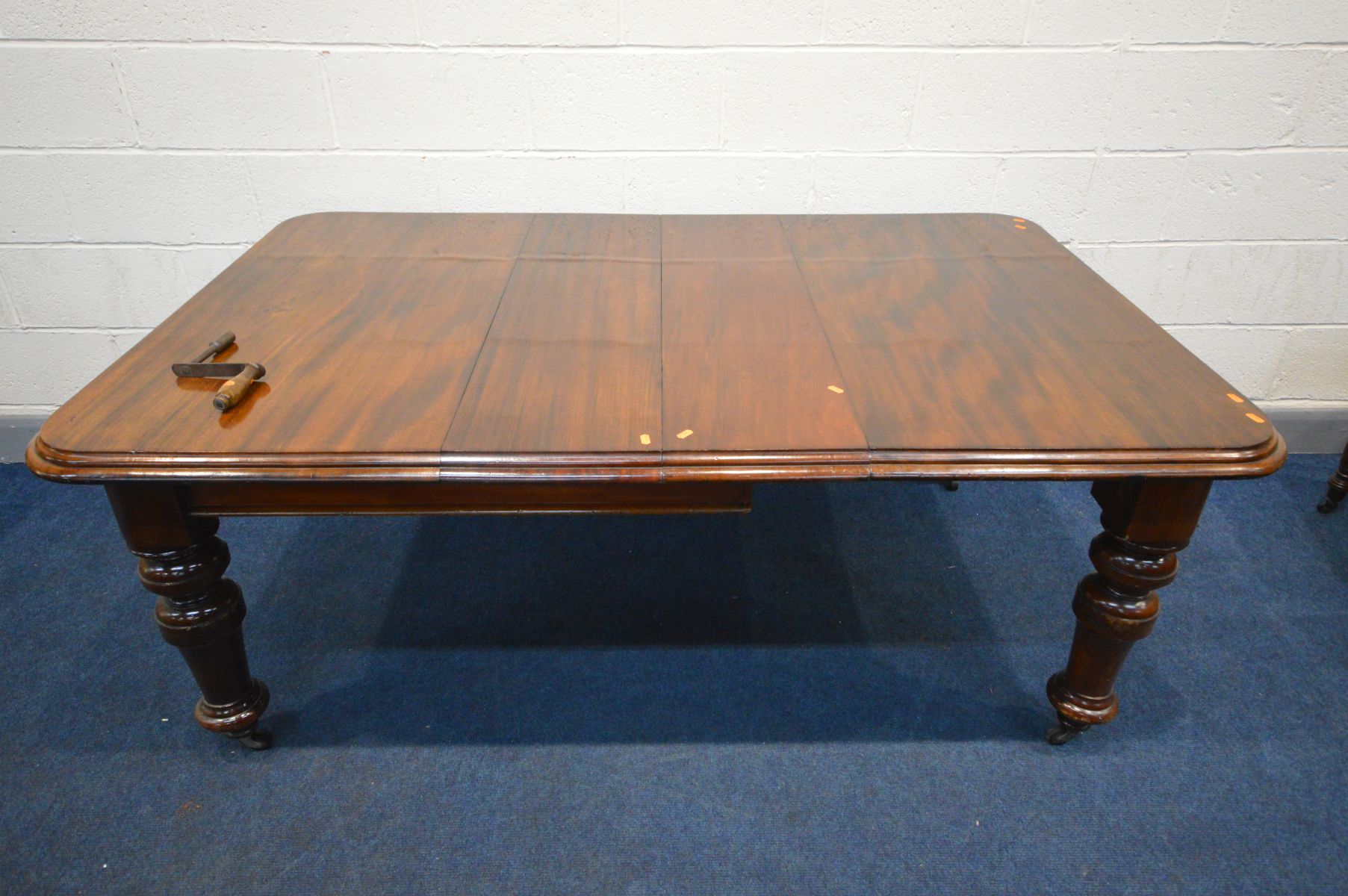 AN EDWARDIAN MAHOGANY WIND OUT DINING TABLE, with two additional leaves, on turned legs, extended - Bild 4 aus 4