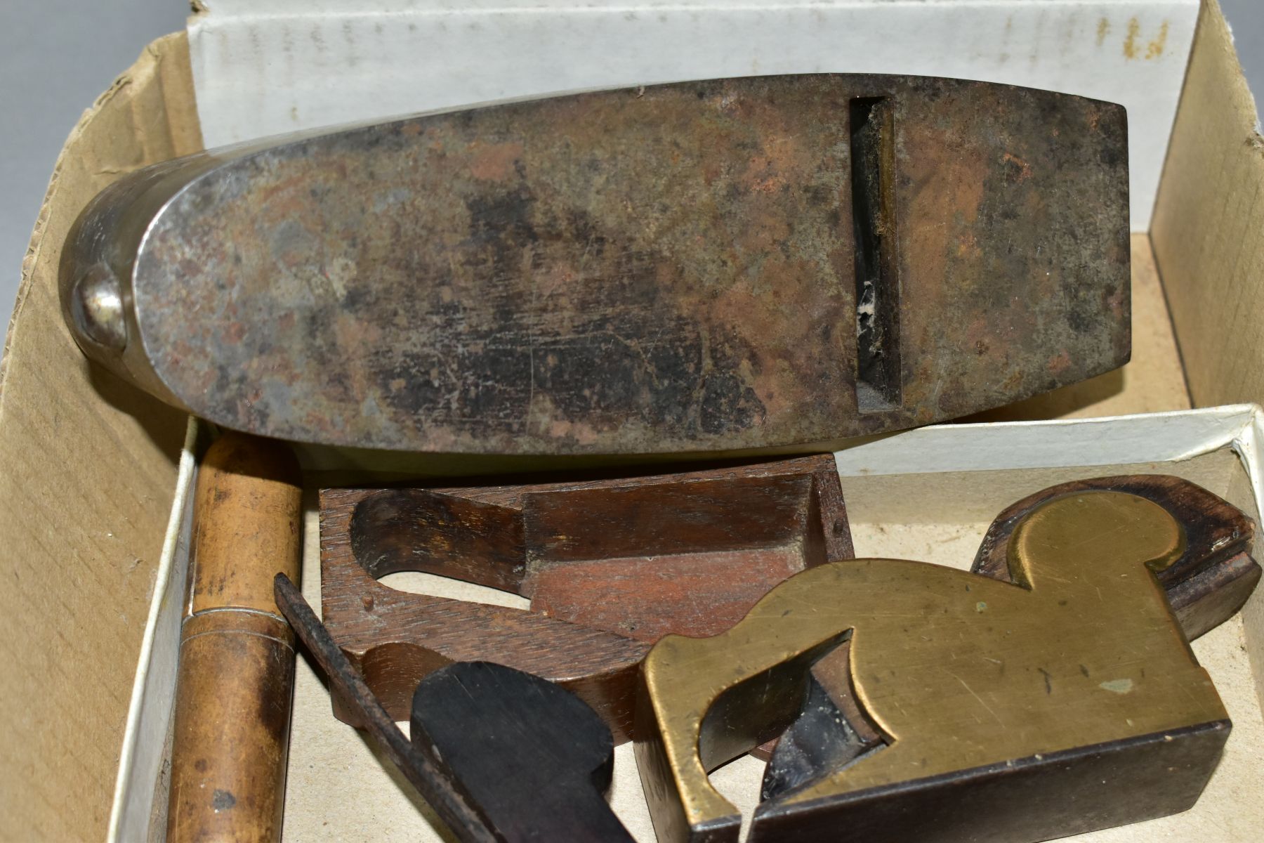 A BOX CONTAINING THREE VINTAGE PLANES AND OTHER TOOLS, including a compassed coopers plane, 1 1/ - Image 3 of 5