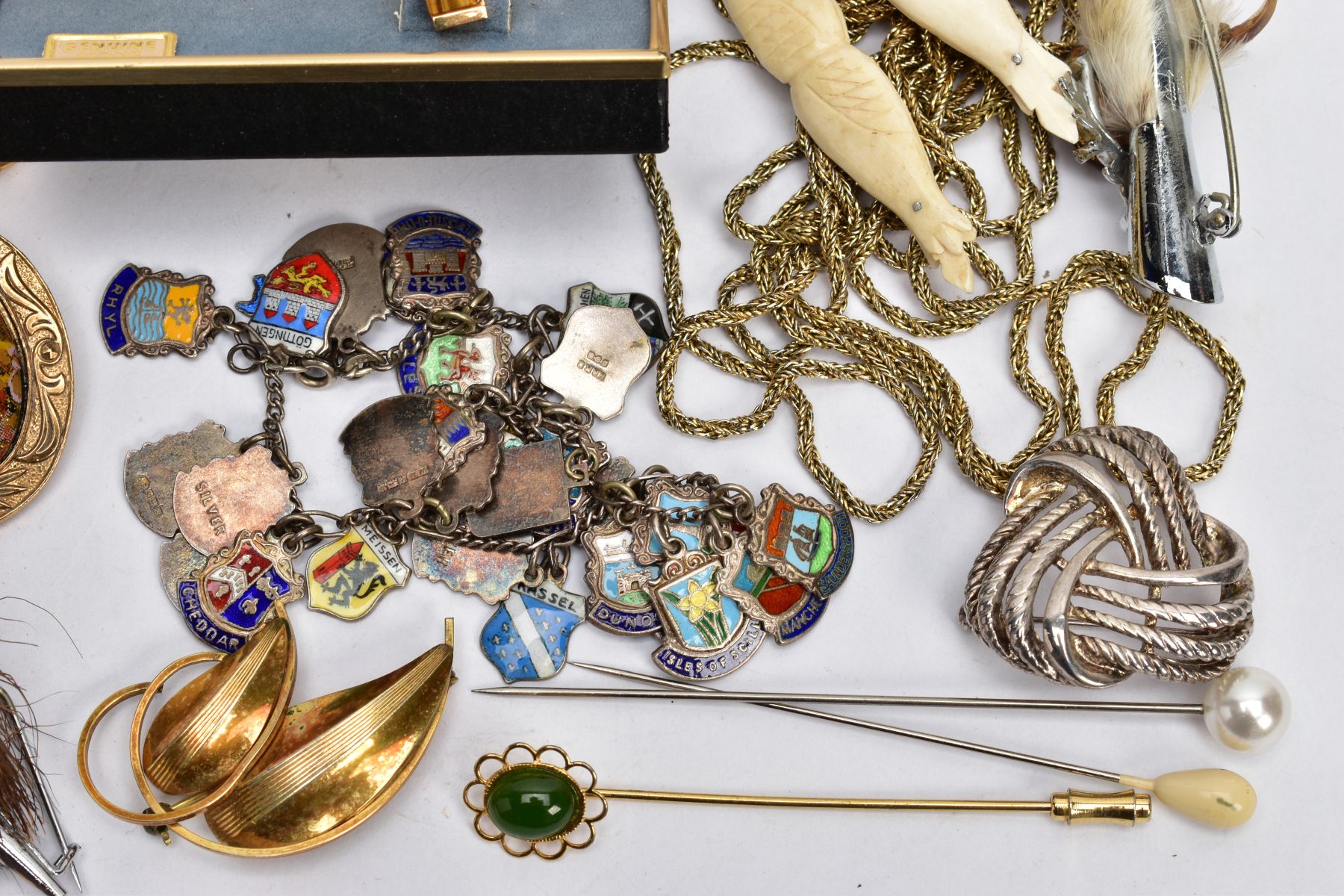 A TRAY OF ASSORTED COSTUME JEWELLERY, to include a white metal charm bracelet, suspending thirty - Image 2 of 7