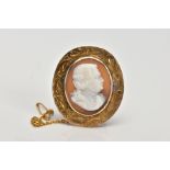 A YELLOW METAL CAMEO BROOCH, of an oval form, the carved shell depicting a gentlemen in profile,