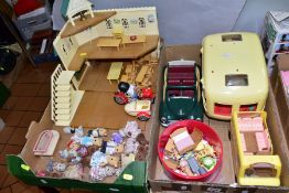 AN UNBOXED SYLVANIAN FAMILIES BERRY GROVE SCHOOL BUILDING, with assorted accessories, figures,