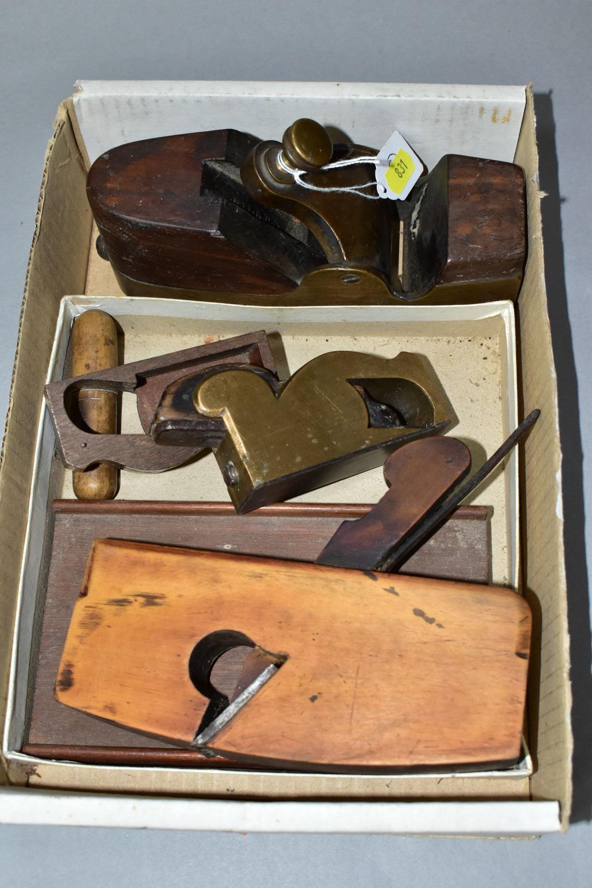 A BOX CONTAINING THREE VINTAGE PLANES AND OTHER TOOLS, including a compassed coopers plane, 1 1/ - Image 4 of 5