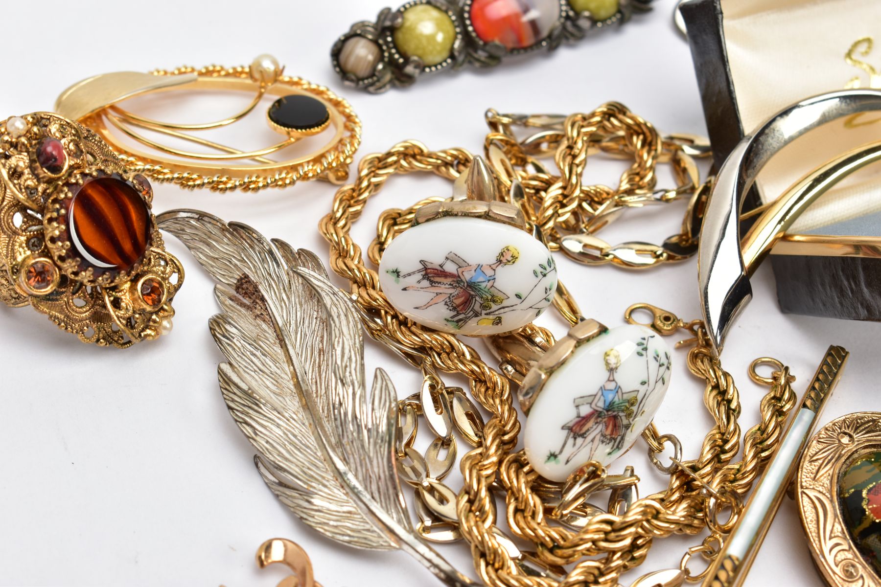 A TRAY OF ASSORTED COSTUME JEWELLERY, to include a white metal charm bracelet, suspending thirty - Image 4 of 7