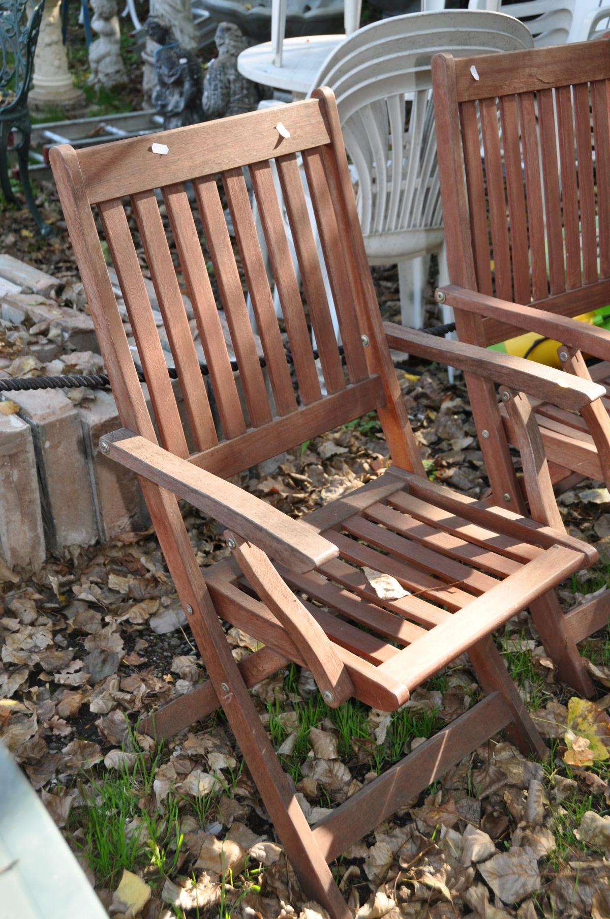 A SET OF FIVE HARDWOOD FOLDING GARDEN CHAIRS - Bild 2 aus 2