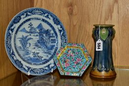 A LATE 18TH CENTURY CHINESE EXPORT PORCELAIN BLUE AND WHITE PLATE, A HEXAGONAL ENAMEL DISH AND A