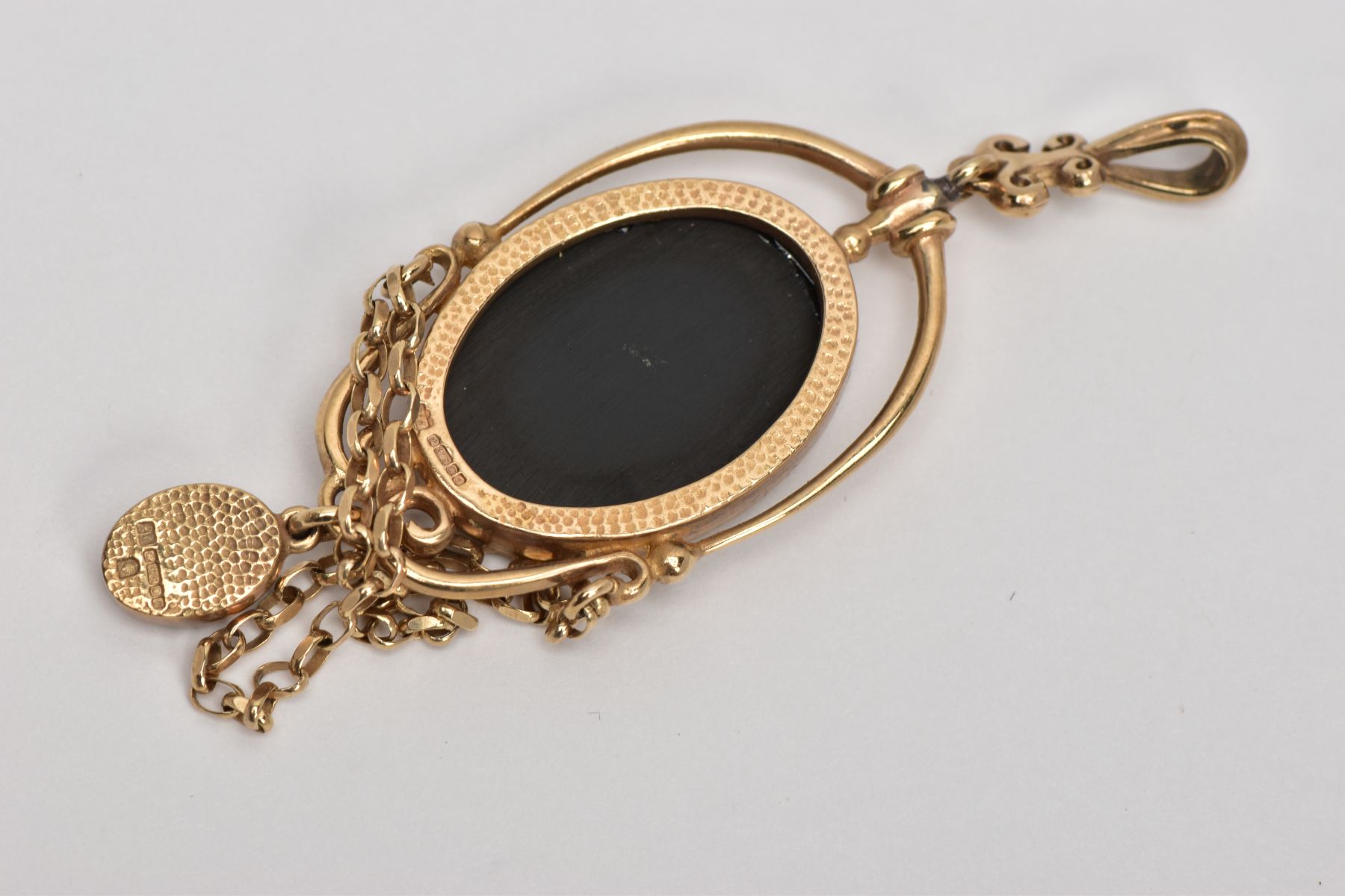 A 9CT GOLD ONYX PENDANT, the oval collet set onyx within a scrolling wire surround suspending a - Image 4 of 4