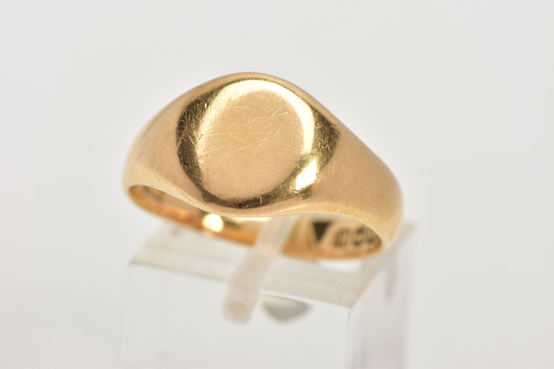 AN 18CT GOLD SIGNET RING, of plain signet ring design, 18ct hallmark for Birmingham 1919, ring
