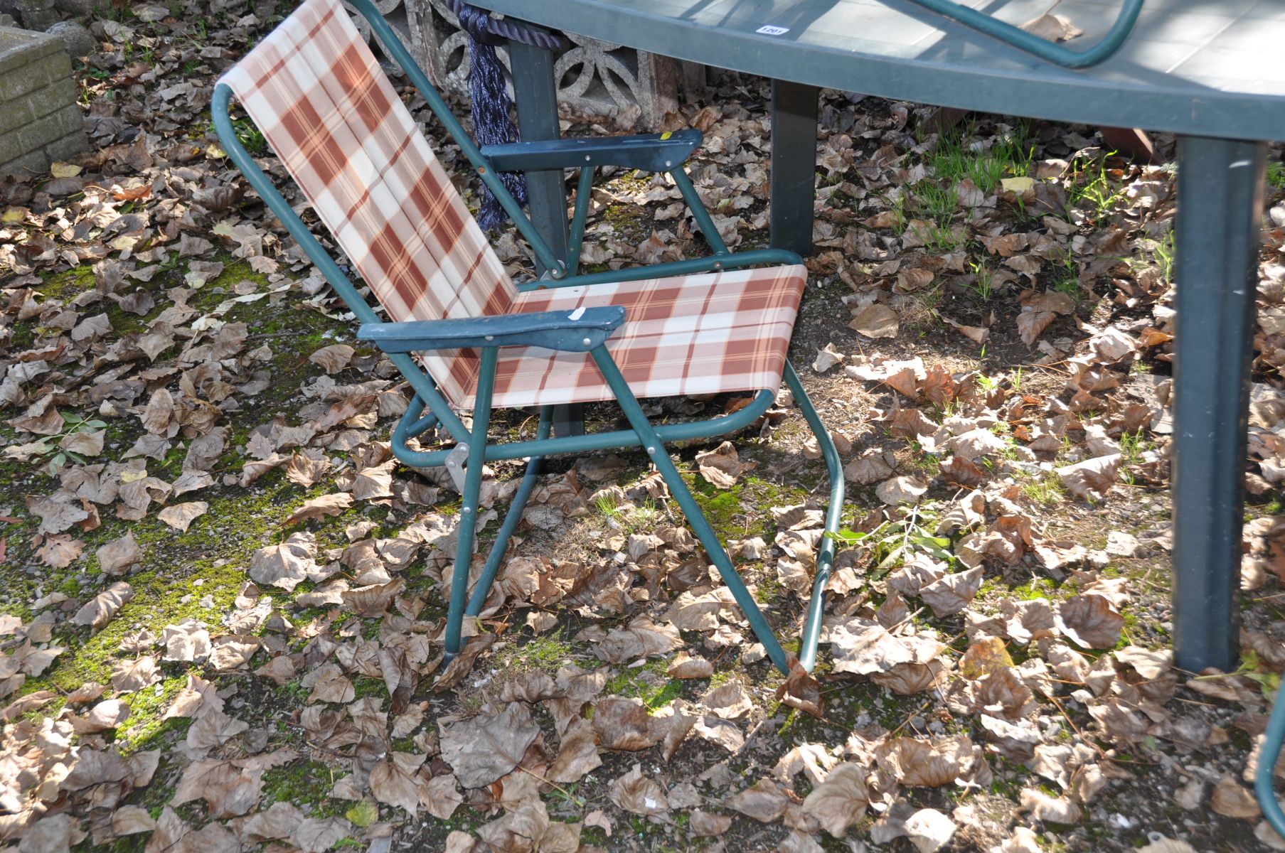 A GREEN PLASTIC GARDEN TABLE 135cm wide, along with five folding chairs (6) - Image 2 of 2