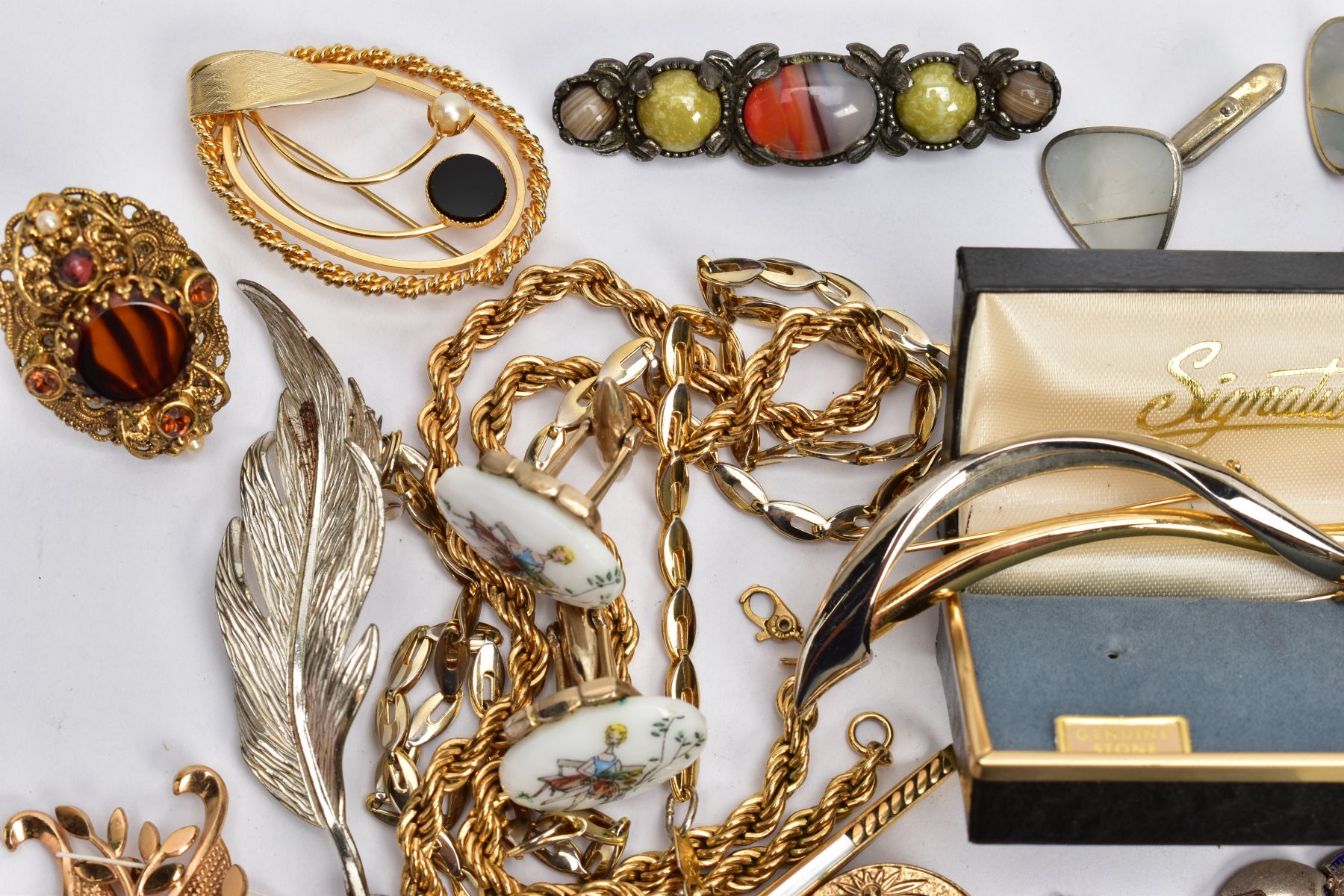 A TRAY OF ASSORTED COSTUME JEWELLERY, to include a white metal charm bracelet, suspending thirty - Image 5 of 7