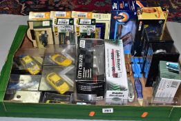 A QUANTITY OF BOXED AND UNBOXED MODERN DIECAST VEHICLES, to include Minichamps/Pauls Mixed Art,
