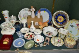 A GROUP OF ORNAMENTS AND GIFTWARES to include Spode Sumatra covered trinket, cup and saucer, vase