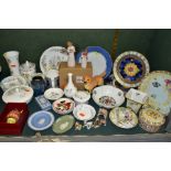 A GROUP OF ORNAMENTS AND GIFTWARES to include Spode Sumatra covered trinket, cup and saucer, vase