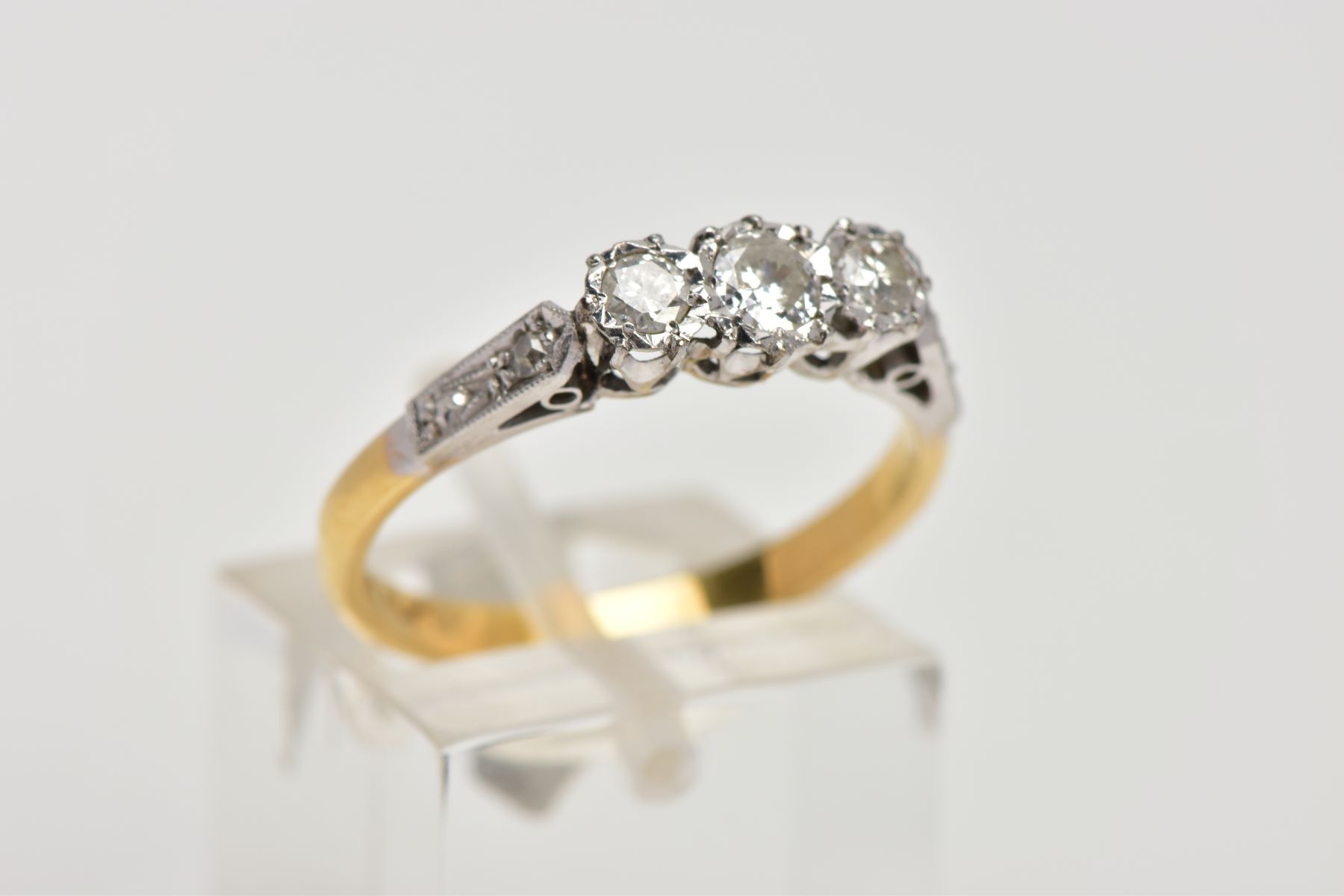 A MID TO LATE 20TH CENTURY THREESTONE DIAMOND RING. Three round brilliant cut diamonds claw set to - Image 4 of 4