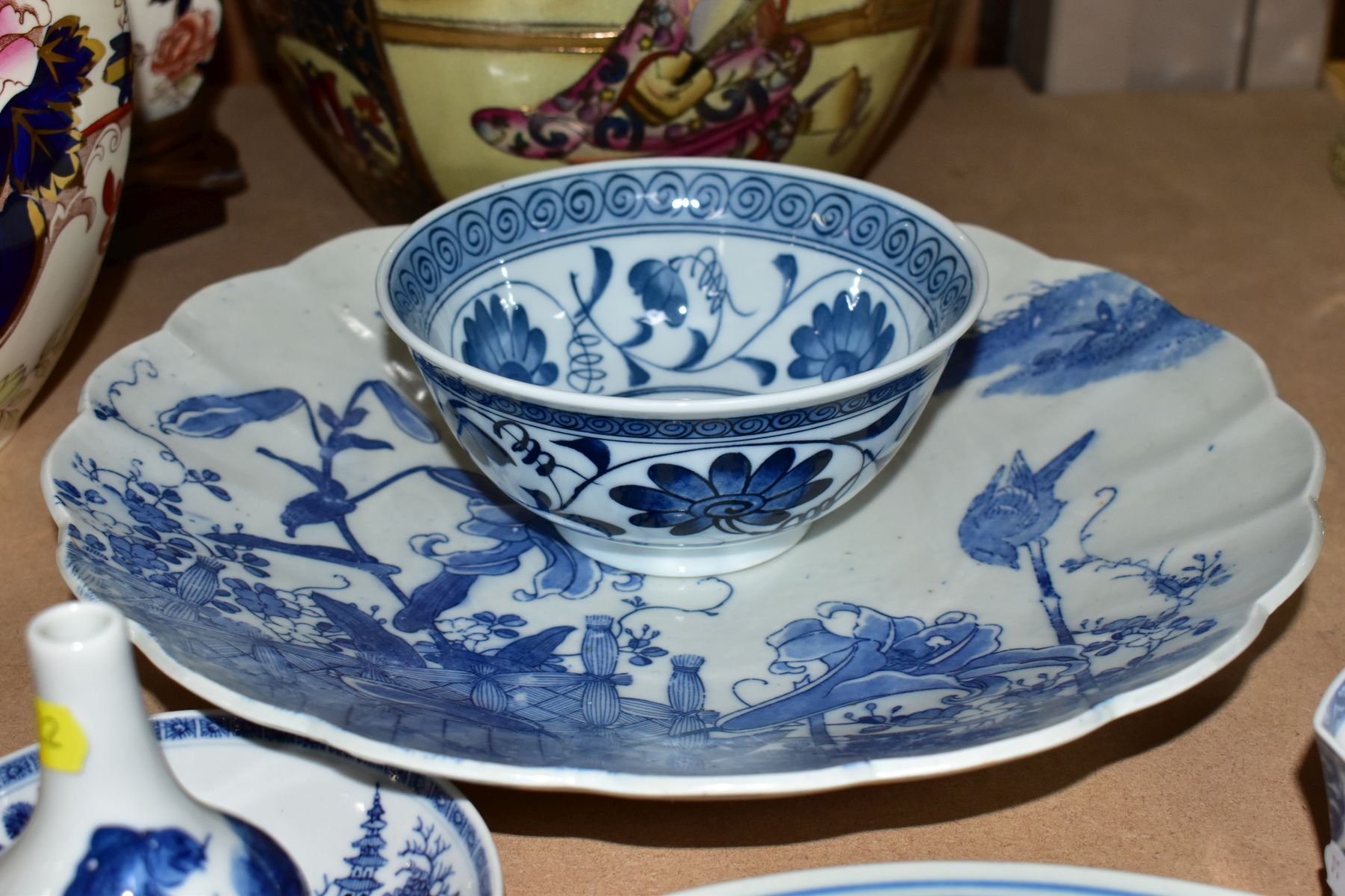 A GROUP OF TWELVE PIECES OF LATE 18TH AND 20TH CENTURY ORIENTAL CERAMICS, mostly blue and white, - Image 5 of 15