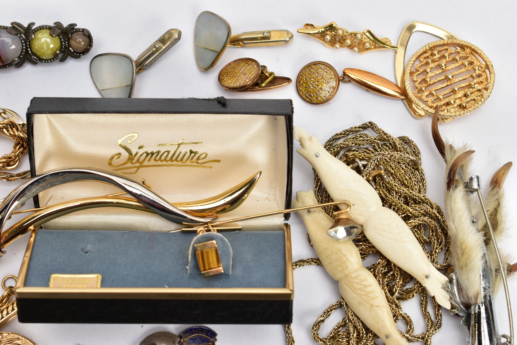 A TRAY OF ASSORTED COSTUME JEWELLERY, to include a white metal charm bracelet, suspending thirty - Image 6 of 7