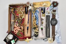 A TRAY OF ASSORTED ITEMS, to include two boxed glass fountain pens with ink, various pieces of