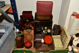 A BOX OF VINTAGE AND CONTEMPORARY BOXES to include a tea caddy (some veneer missing), small metal