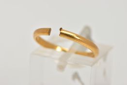 AN AF 22CT GOLD WEDDING BAND, plain polished split band, hallmarked 22ct gold London, approximate