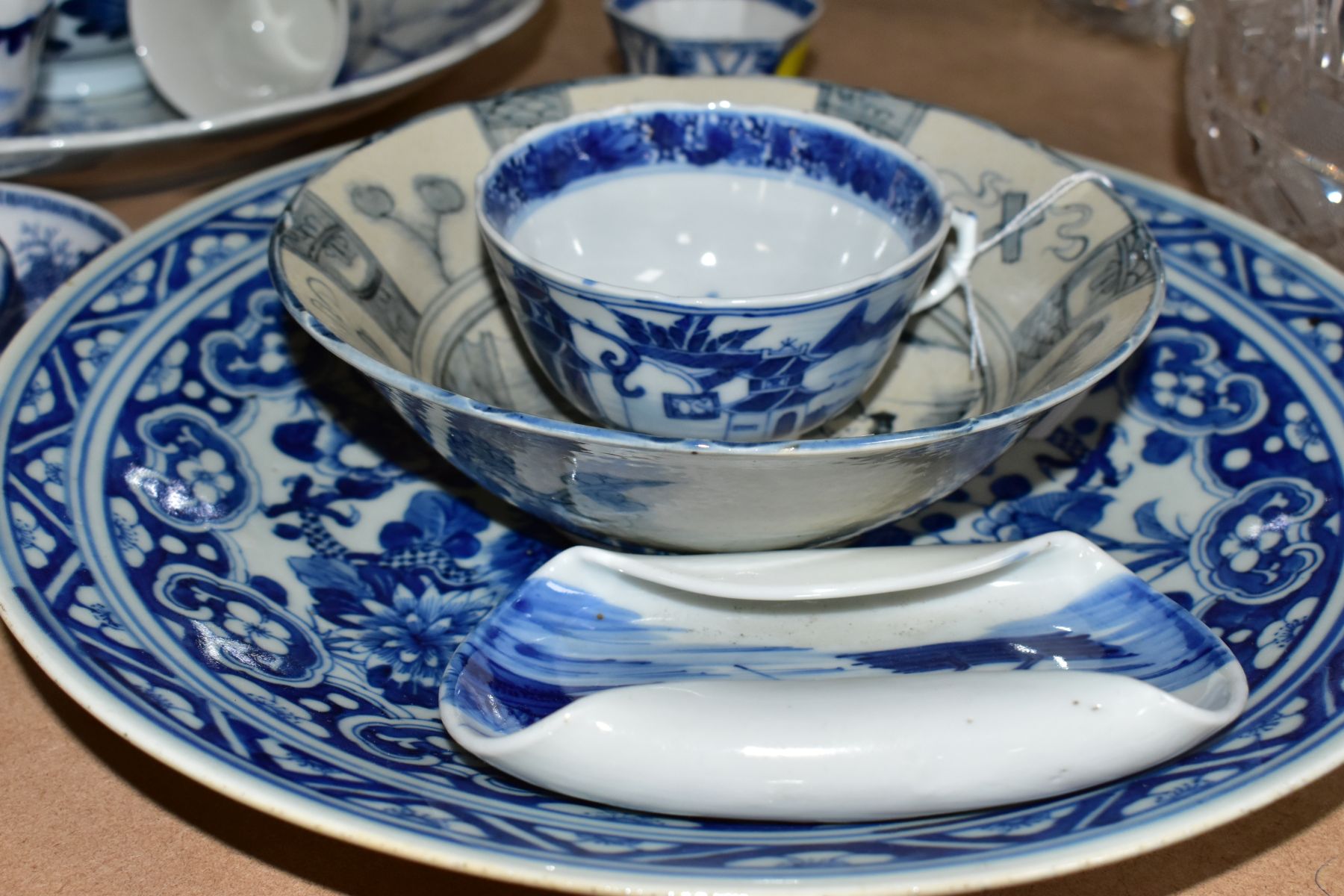 A GROUP OF TWELVE PIECES OF LATE 18TH AND 20TH CENTURY ORIENTAL CERAMICS, mostly blue and white, - Image 3 of 15