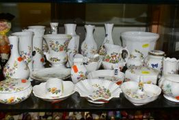 A COLLECTION OF AYNSLEY WILD TUDOR AND COTTAGE GARDEN PATTERN GIFTWARE, including heart shaped