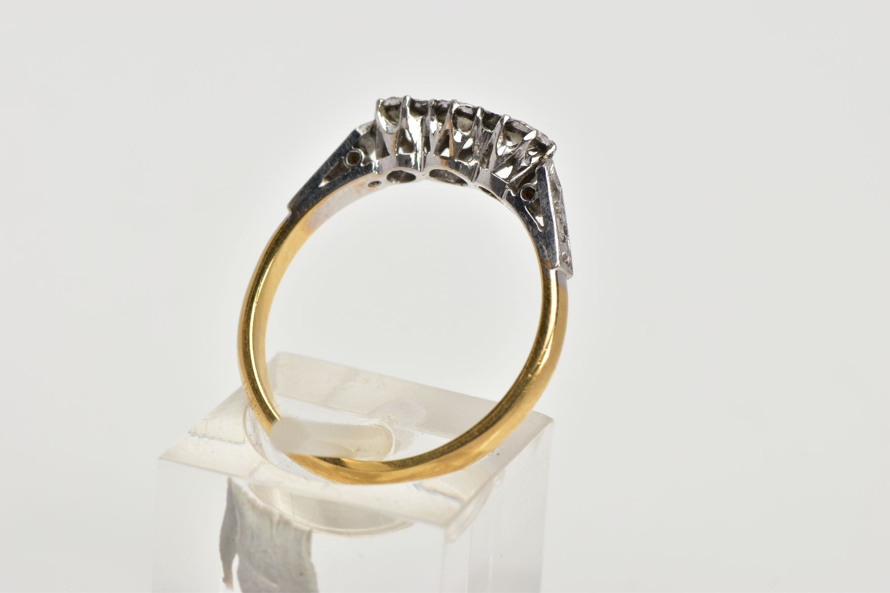 A MID TO LATE 20TH CENTURY THREESTONE DIAMOND RING. Three round brilliant cut diamonds claw set to - Image 3 of 4